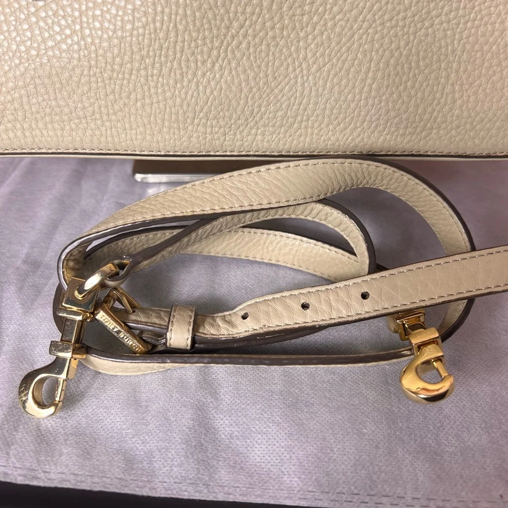 Tory Burch Robinson pebbled leather tote bag cream color with logo charm tag - Picture 4 of 17